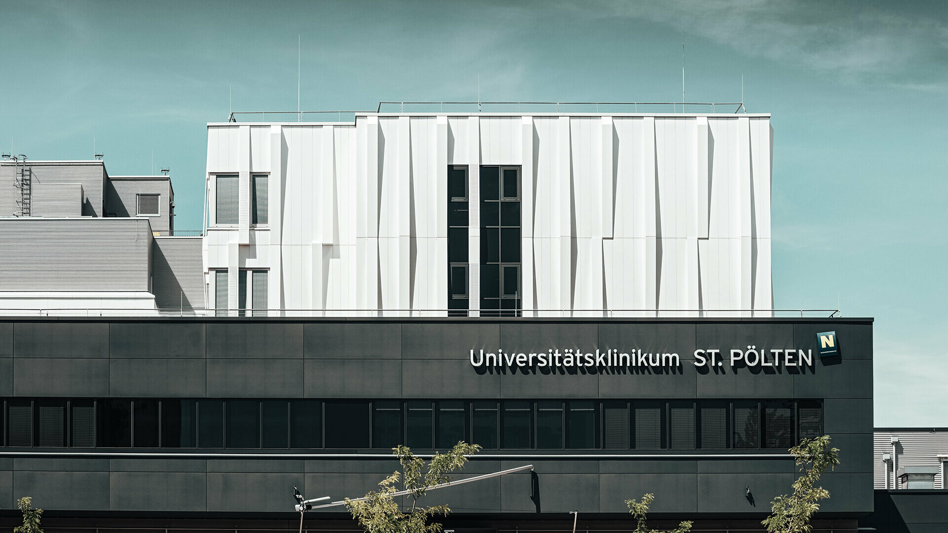 Das Krankenhaus St. Pölten gedeckt mit PREFABOND in reinweiß geplant vom Architekturbüro Pfaffenbichler