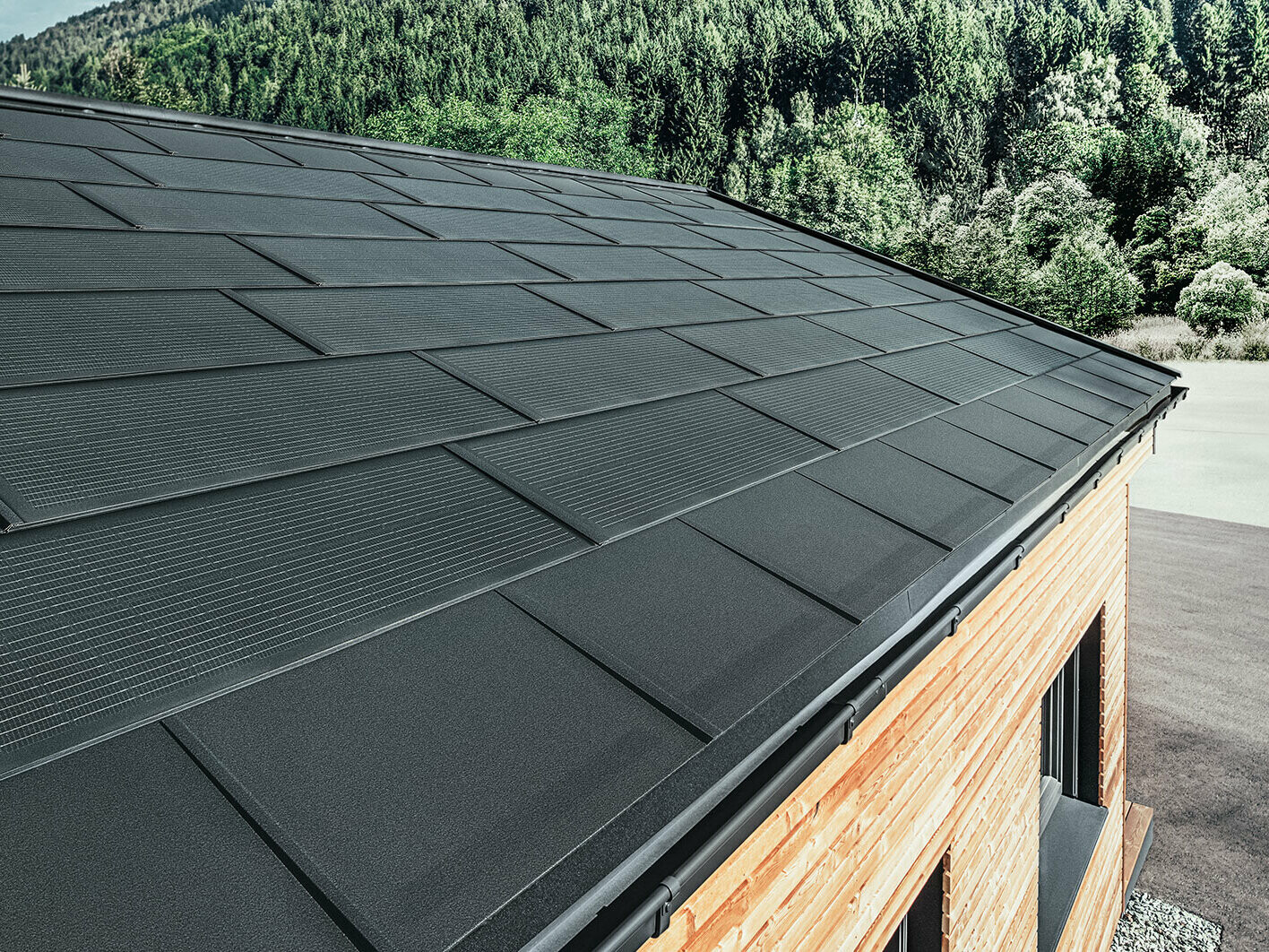PREFA Solardachplatte mit der Dachplatte R. in Schwarz verlegt bei Winterstimmung.