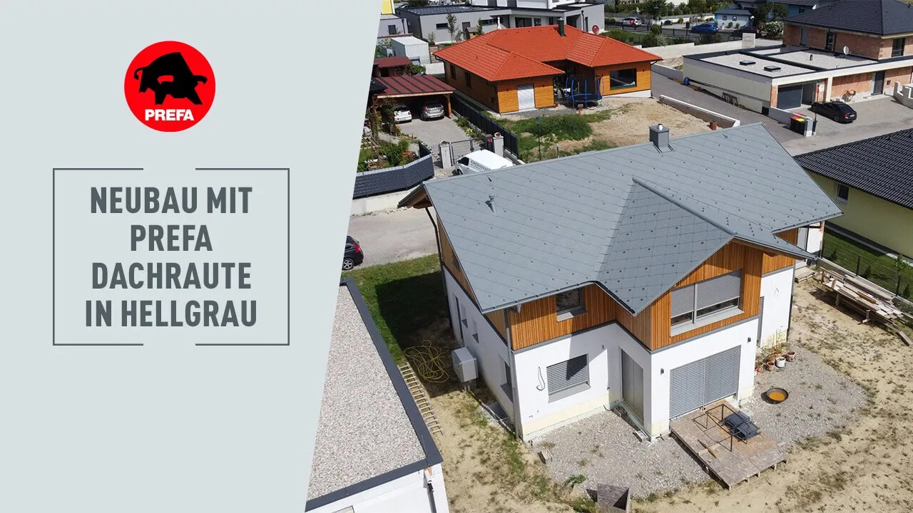 Video-Thumbnail von der Neubau-Doku eines Einfamilienhauses in Hürm. Das Satteldach wurde mit der Dachraute 44 x 44 in P.10 Hellgrau gedeckt.