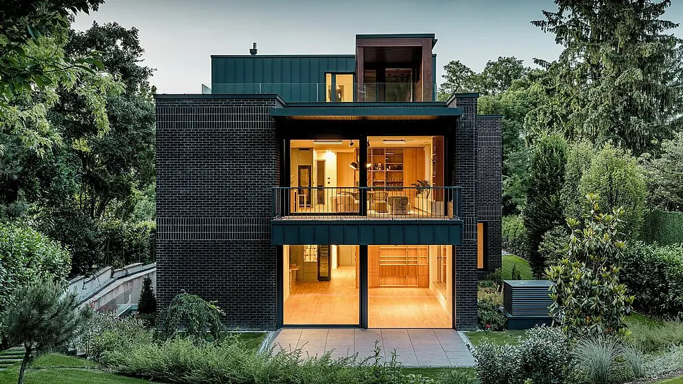 Moderne Villa in Budapest mit PREFA PREFALZ Aluminium-Fassade in Kombination mit Klinker, beispielhaft für außergewöhnliche Architektur im PREFARENZEN Bereich.