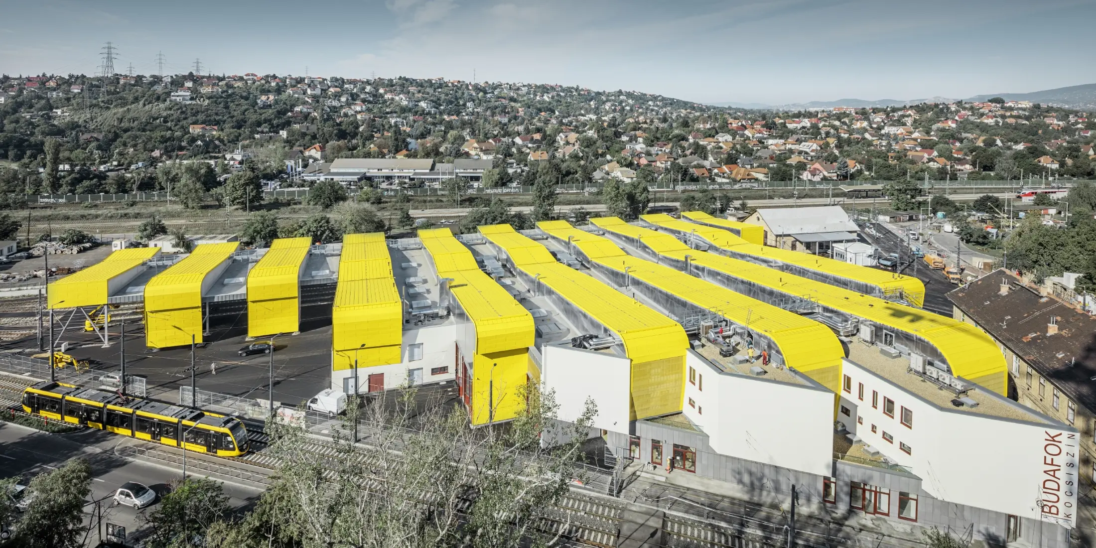 Luftaufnahme der Remise in Budapest; Verkleidet sind die Gebäude mit PREFA Prefalz in der Sonderbeschichtung verkehrsgelb, FAL 1023.