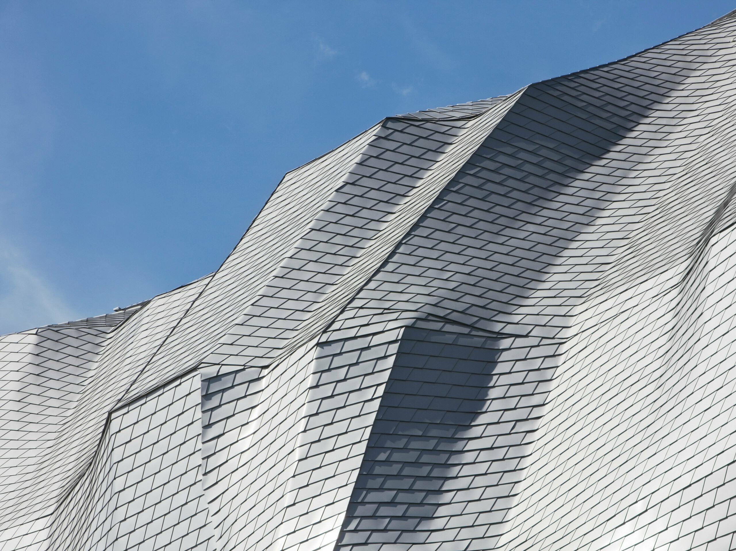Detailaufnahme auf die Fassade des Kletterturms Imst mit PREFA Dachschindeln Silbermetallic an der Fassade