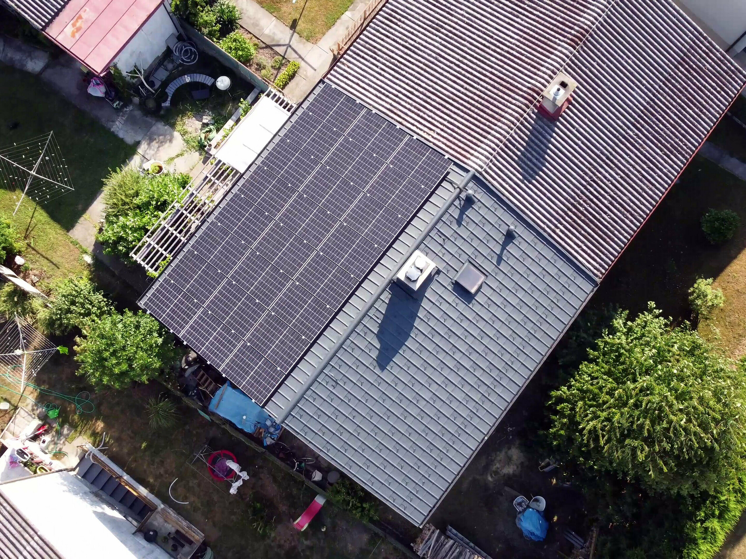 Blick auf das neu sanierte Dach mit der installierten Photovoltaikanlage.