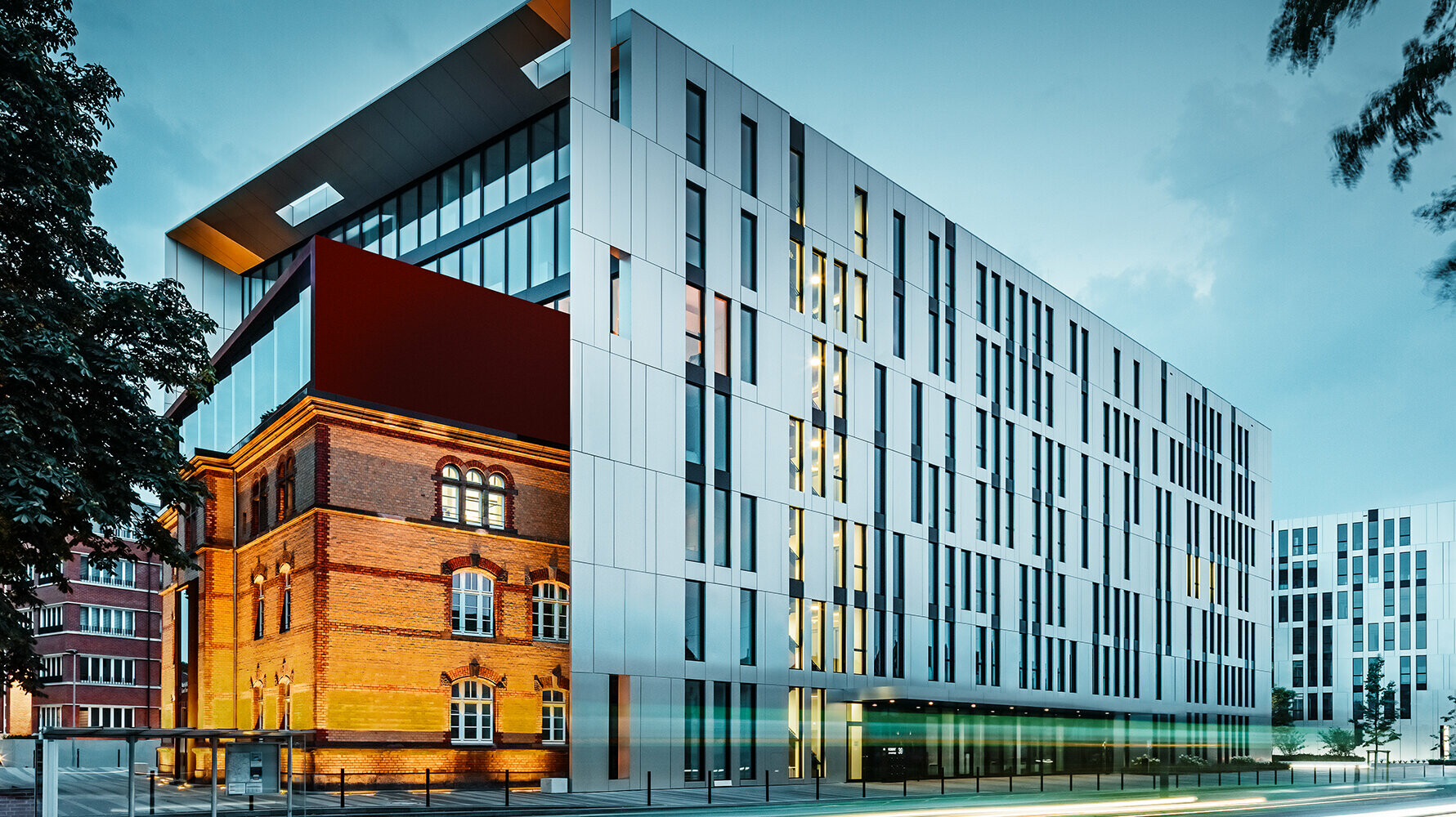Der neu gebaute Bürogebäude im Zentrum von Düsseldorf wurde mit Aluminium Verbundplatten von PREFA verkleidet.