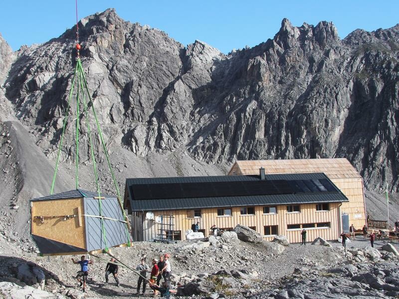 Das WISSWAK wurde bei der Totalphütte in Vorarlberg aufgestellt und ist eingedeckt mit PREFA Rauten in P.10 Steingrau