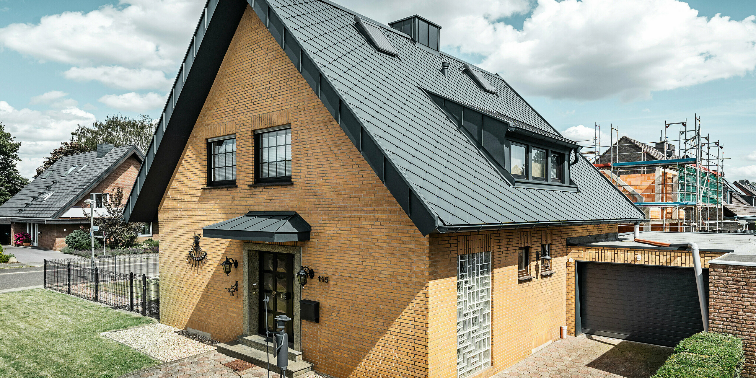 PREFA Dachraute 29 × 29, PREFALZ, jHängerinne sowie Ablaufrohr in der Farbe P.10 Anthrazit zieren ein Einfamilienhaus in Tönisvorst.