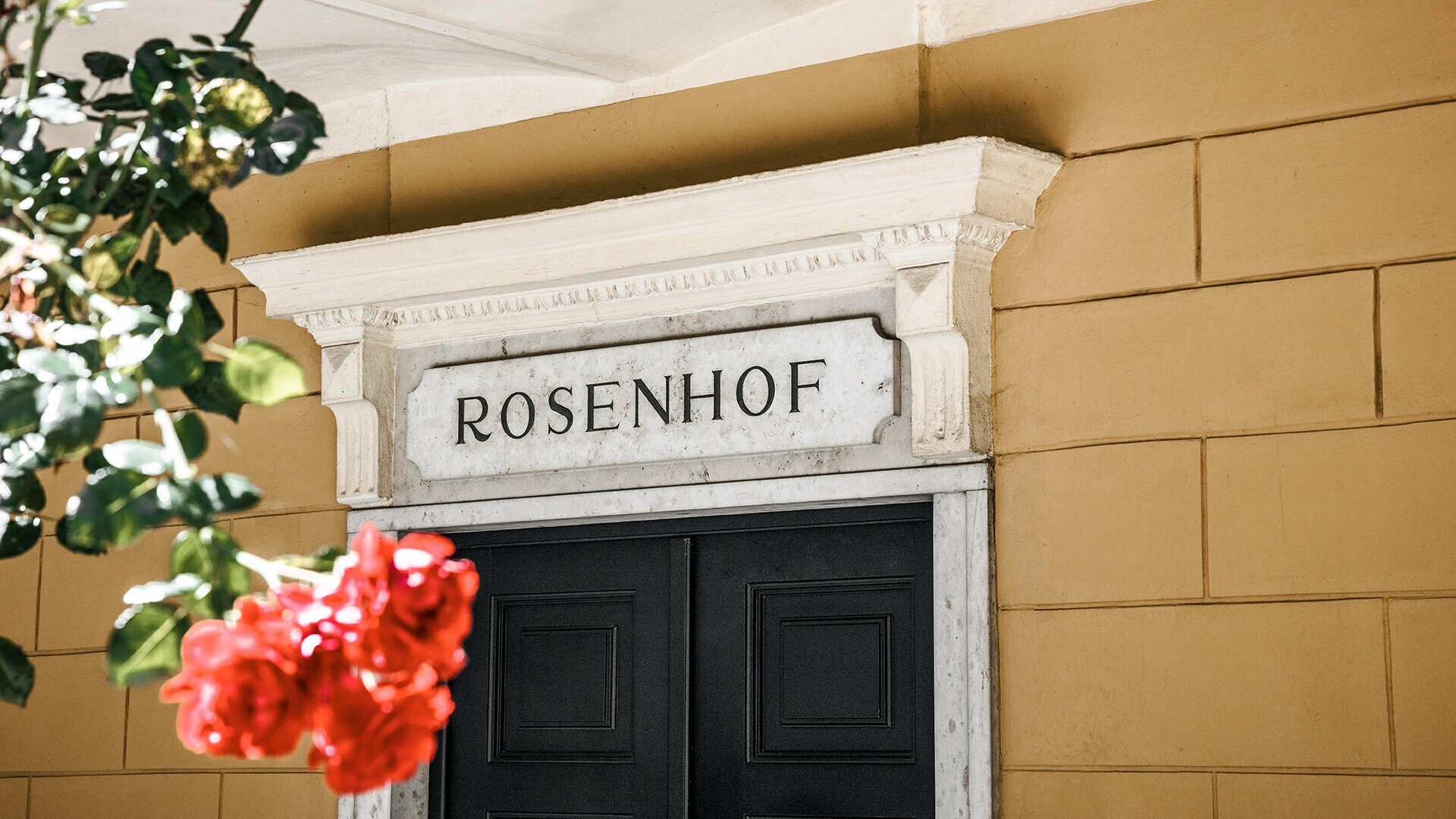 Außenansicht des Architektur-Büros Pfaffenbichler mit der Aufschrift "Rosenhof"