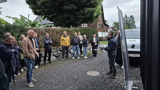 Teilnehmende der PREFA Objekttour versammeln sich vor einem modern sanierten Gebäude und verfolgen eine Fachpräsentation zu innovativen Aluminiumlösungen. Im Fokus stehen die markante Gebäudehülle und hochwertige PREFA Aluminiumprodukte, die mit langlebiger Qualität, witterungsbeständiger Ausführung und zeitloser Architektur überzeugen. Die Exkursion verbindet praxisnahen Austausch mit inspirierenden Referenzobjekten.
