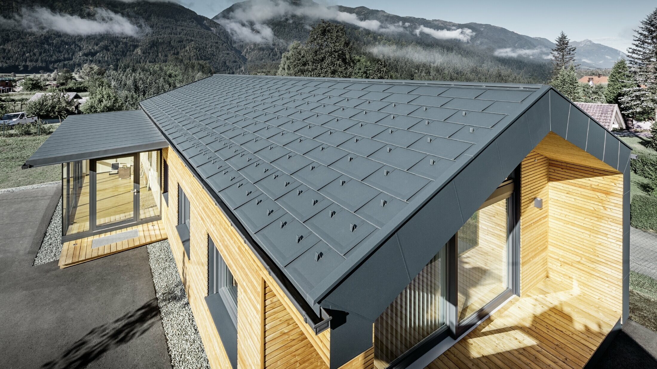 Neues Bürogebäude von Holzbau Faltheiner mit Lärchenholzfassade, großzügigen Fensterflächen und einem PREFA Dach in Anthrazit.