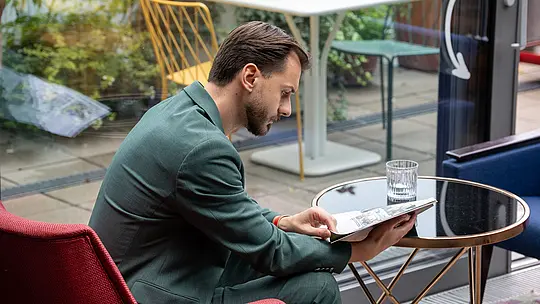 Beim PREFARENZEN Special Wien entdeckt ein Gast in entspannter Lounge-Atmosphäre inspirierende Architekturinhalte. Mit Blick ins begrünte Umfeld entsteht ein Moment der Ruhe und Konzentration. Die Veranstaltung verbindet modernes Design, nachhaltiges Bauen und den Austausch über PREFA Aluminiumlösungen, die mit Langlebigkeit, Qualität und vielseitigen Gestaltungsmöglichkeiten überzeugen.