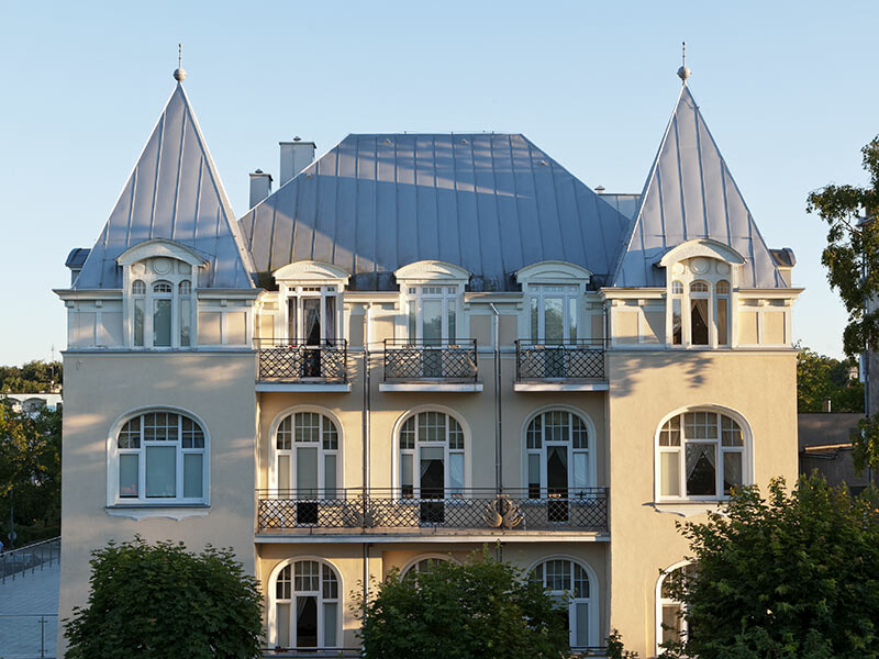 Denkmalgeschütztes Hotel in Polen mit Falzdach aus Aluminium in Silbermetallic.