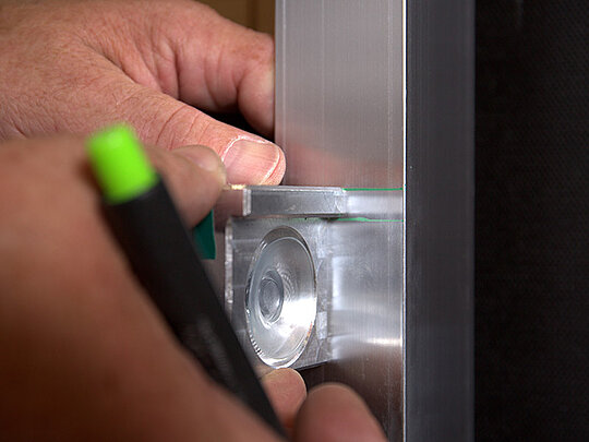 Detailaufnahme eines Abstandshalters mit Saugnapf auf einer Aluminium-Unterkonstruktion. 