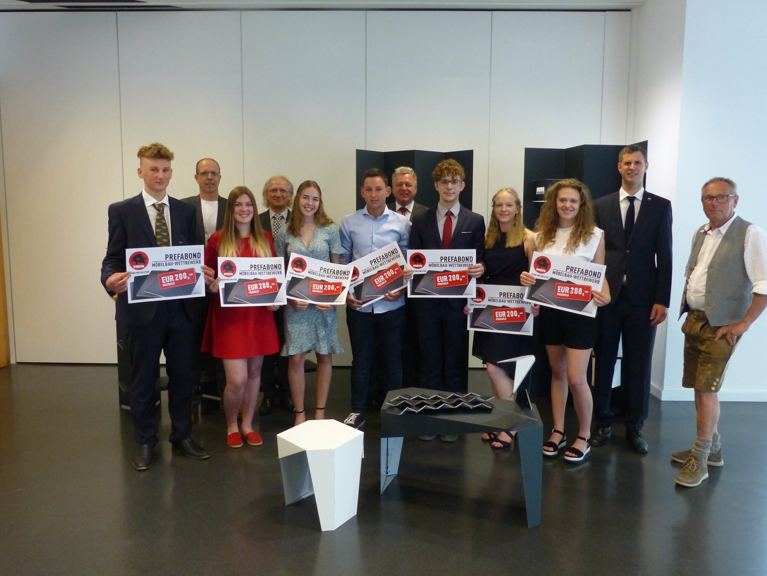 Gruppenfoto bei der Zeugnisübergabe und Preisgeldübergabe mit Leonhard Pauli, Prof. Christian Neureiter (HTBLA Hallstatt), Simone Graml, Abteilungsvorstand Wolfgang Pineker (HTBLA Hallstatt), Ida Elmer, Valentin Brunnthaler, Direktor Christoph Preimesberger, Erik Hesse, Magdalena Eberl, Leonie Dumpfhart, Prof. Günther Kain (HTBLA Hallstatt), Peter Kopp (PREFA)