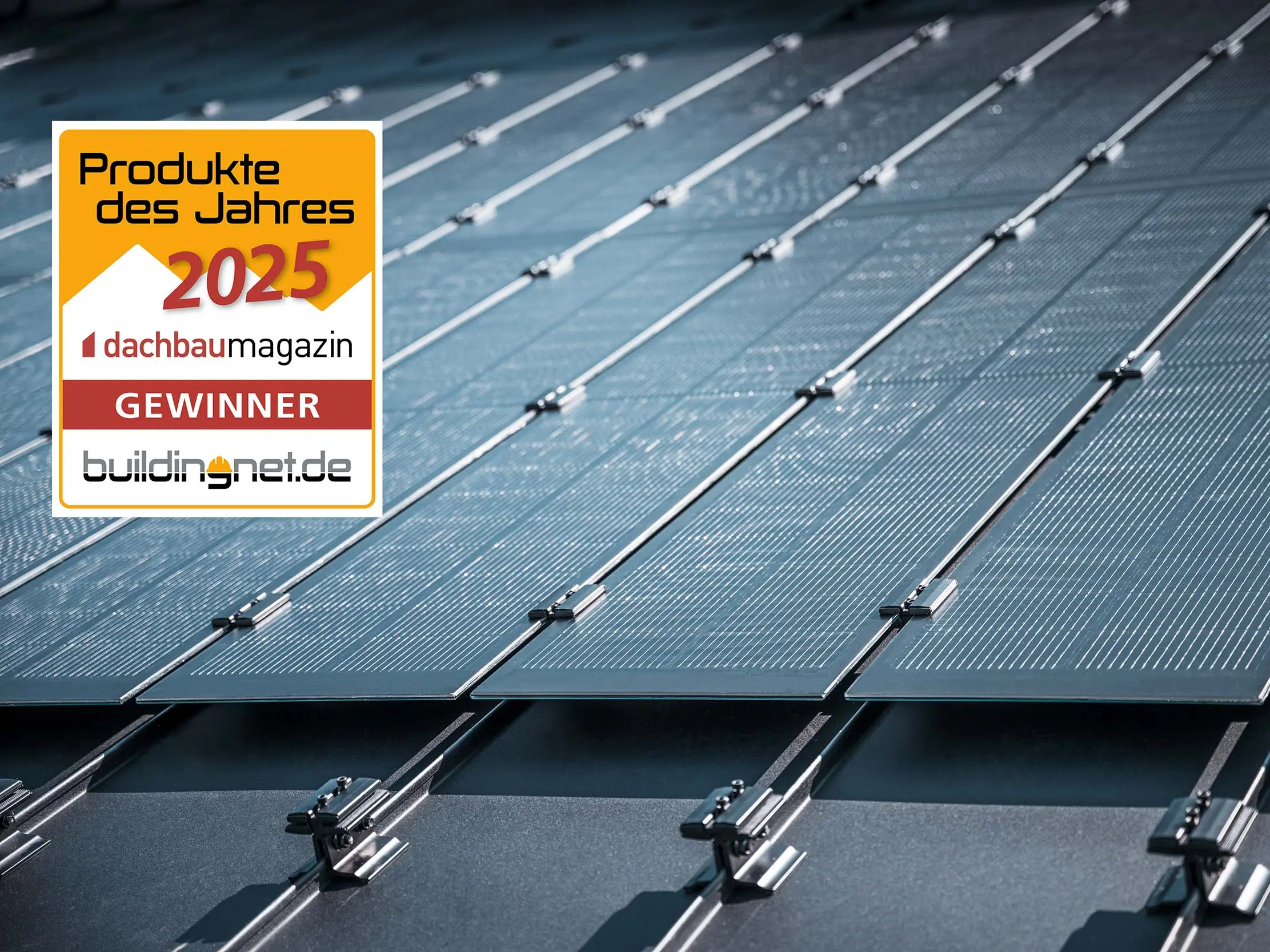 Solarmodul PREFALZ wird Produkt des Jahres 2025 bei der Leser-Preisverleihung des Dachbaumagazins.