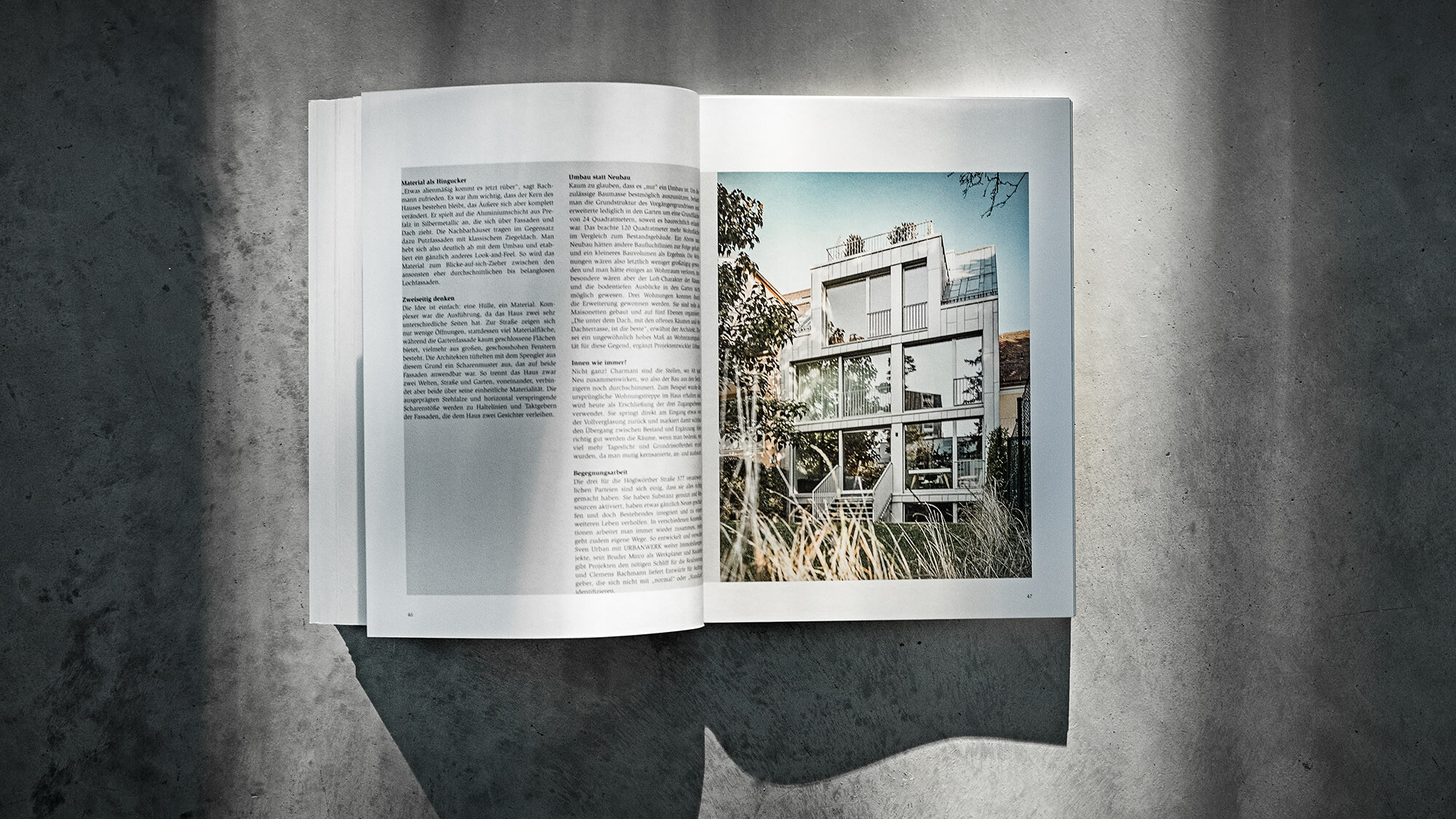 Das geöffnete PREFARENZEN Buch 2024 mit einem Beitrag über das Reihenhaus Höglwörther Straße von CBA vor einem grauen Hintergrund.