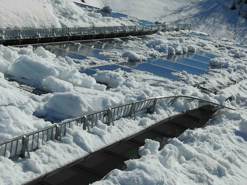 Schneemassen zerstören Schneerückhaltesysteme auf PV-Dach, wenn man ausreichend Maßnahmen trifft.