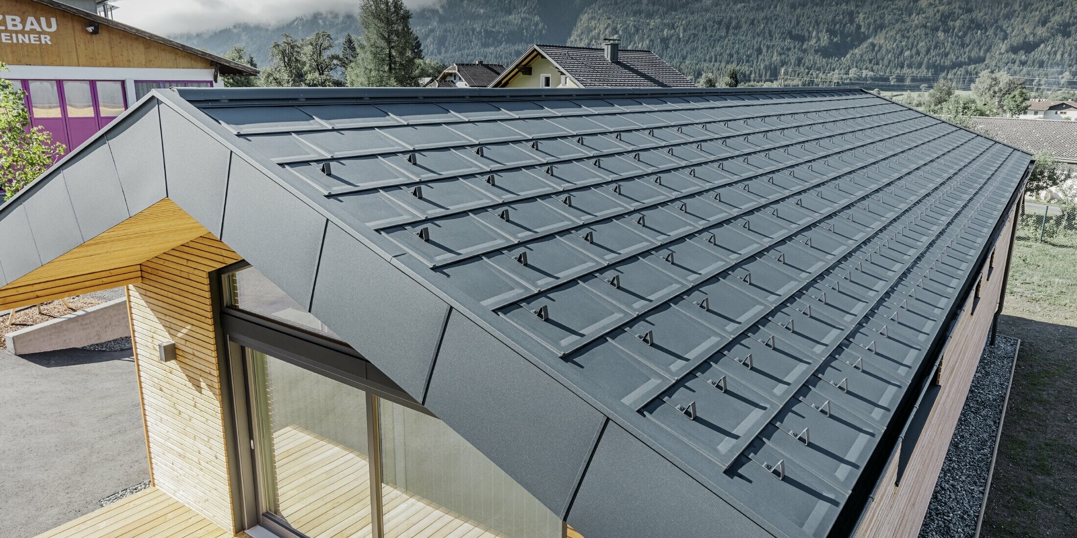 Satteldach mit einem Blechdach von PREFA; Verarbeitet wurde die Dachplatte R.16 sowie Prefalz in Anthrazit.