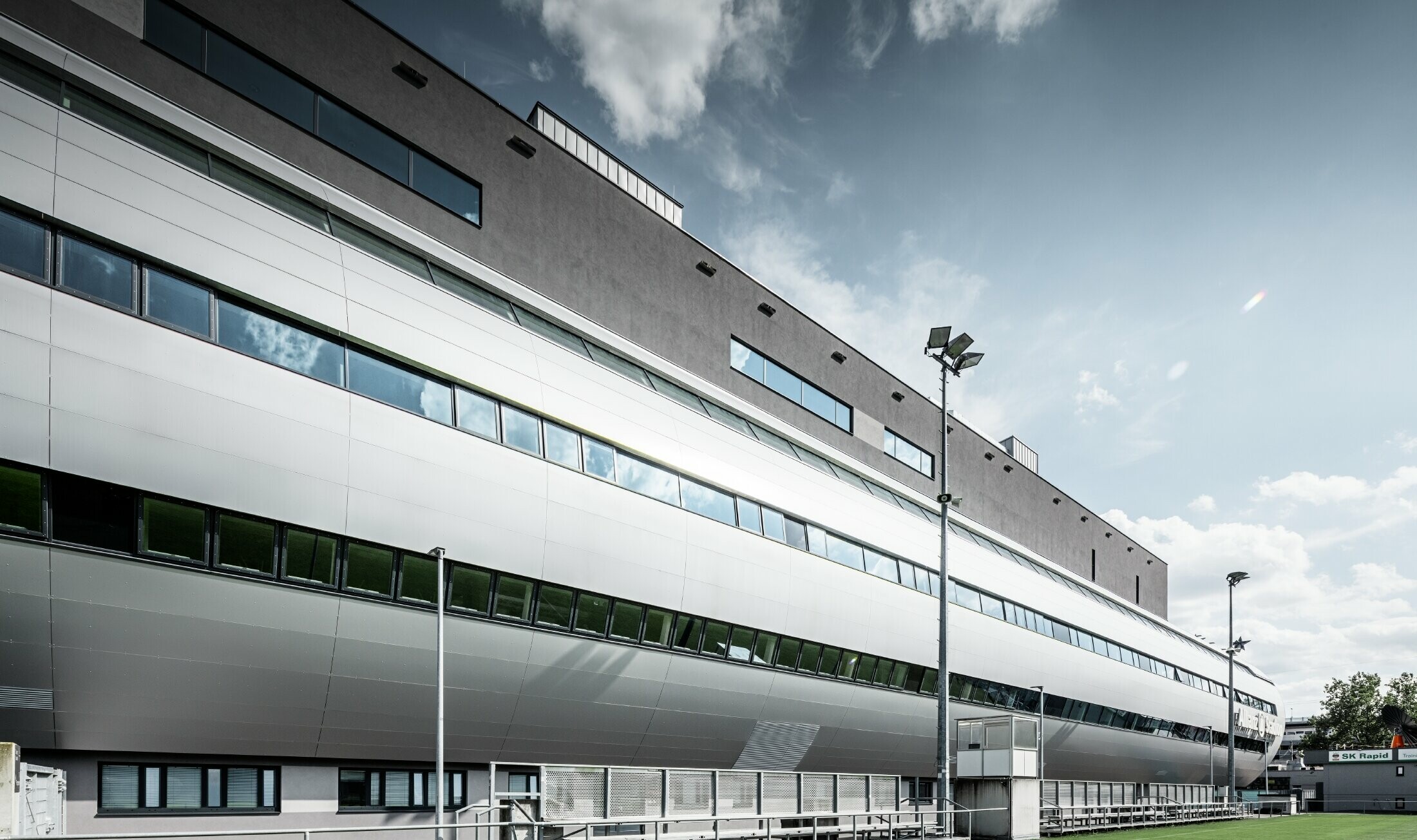 Ansicht des Allianz Stadions in Wien vom Trainingsplatz aus; Die Röhre, die in das Innere des Stadions führt ist mit der PREFA Aluminium Verbundplatte in Silbermetallic verkleidet.