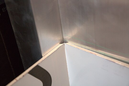 Detailaufnahme von PREFA Verbundplatte, die an der Innenecke anliegt. Hinter entsteht ein 4mm starker Spalt.