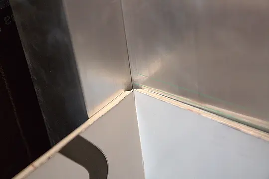Detailaufnahme von PREFA Verbundplatte, die an der Innenecke anliegt. Hinter entsteht ein 4mm starker Spalt.