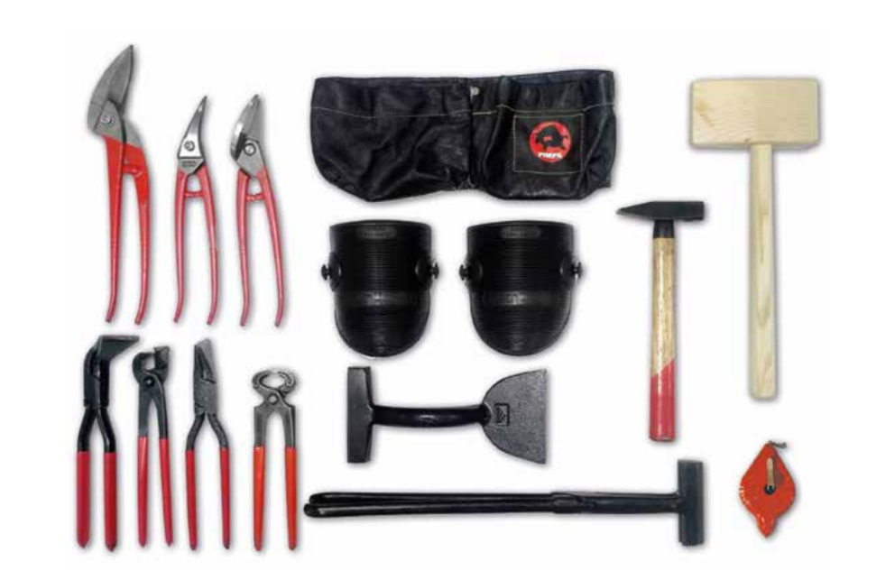 Abbildung von erforderlichem Werkzeug bei der Verlegung von PREFA Kleinformat-Produkten