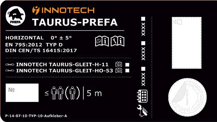 Typenschild des TAURUS Schienensystems, entwickelt von PREFA in Zusammenarbeit mit INNOTECH®. Das Schild zeigt die horizontale Ausrichtung (0° ± 5°) und die Zertifizierungen nach EN 795:2012 Typ D und DIN CEN/TS 16415:2017. Es listet die kompatiblen Schienengleiter TAURUS-GLEIT-H-11 und TAURUS-GLEIT-HO-53 auf und gibt an, dass das System für die Sicherung von bis zu zwei Personen und einer Länge von bis zu 5 Metern geeignet ist. Das Typenschild bietet wichtige Informationen zur sicheren Anwendung und Einhaltung der Normen.