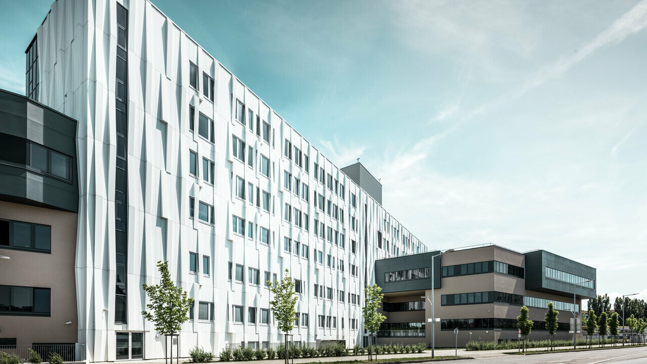 Eine besonders lebendige 3D-Fassade ermöglicht die PREFABOND Aluminium Verbundplatten-Fassade von PREFA am Uniklinikum in St. Pölten (Haus C). 