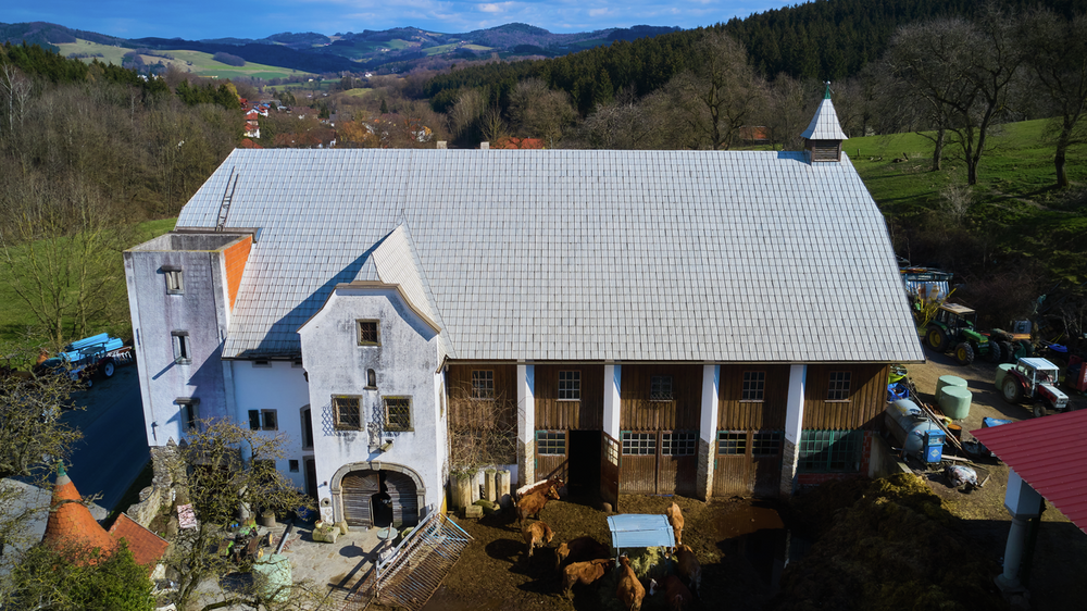 Über 65 Jahre altes PREFA Dach - Drohnenaufnahme 