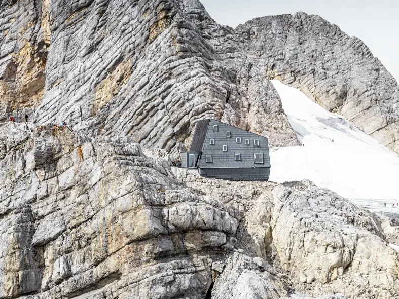 die Seethalerhütte auf 2.740 Meter inmitten der Felsen des Dachsteinmassivs, verkleidet mit PREFA Dach- und Fassadenpaneelen FX.12 in P.10 Steingrau