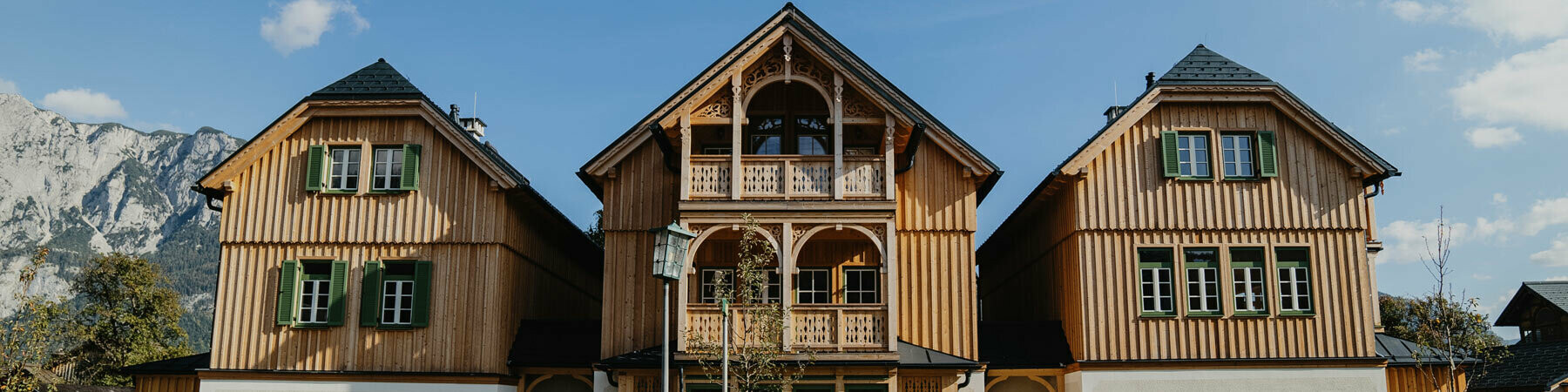 Wohnbauprojekt "Haus Hackerfeld" mit Lärchenholzfassade und anthrazitfarbenen PREFA Dach