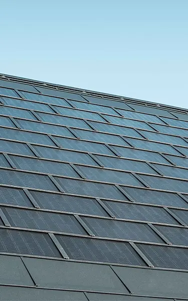 Verlegte Fläche der PREFA Solardachplatte kombiniert mit der Dachplatte R.16 in der Farbe P.10 Anthrazit.