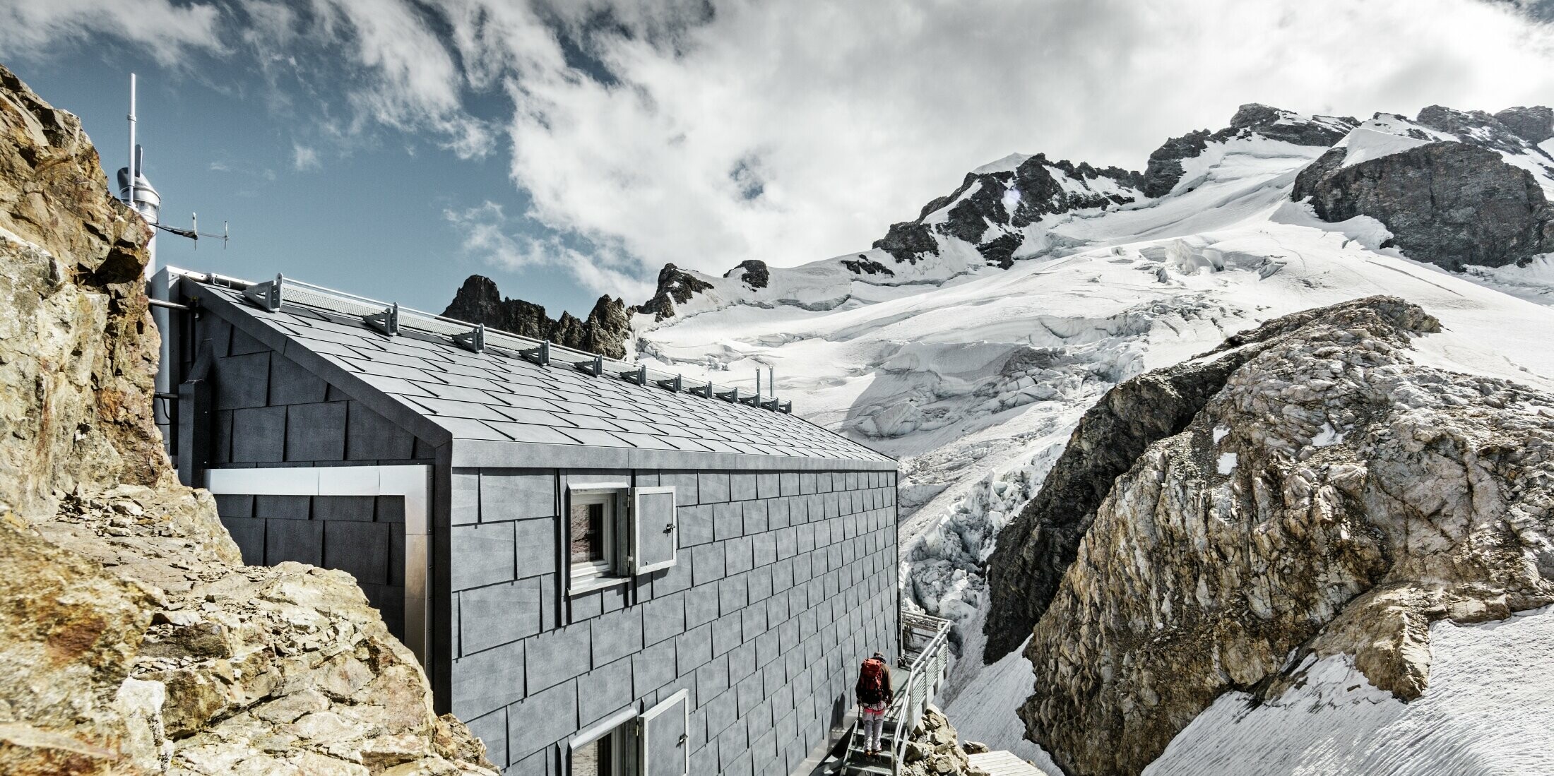 Berghütte auf dem La Meije in Frankreich verkleidet mit FX.12 in P.10 Steingrau