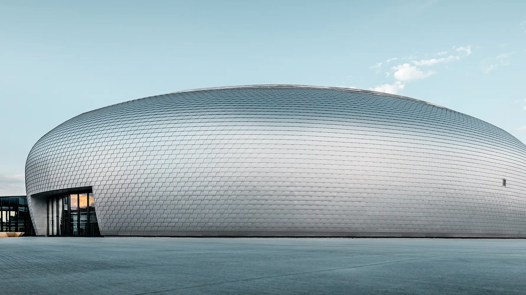 Tschechische Sporthalle mit PREFA Aluminium-Schindeln in Naturblank