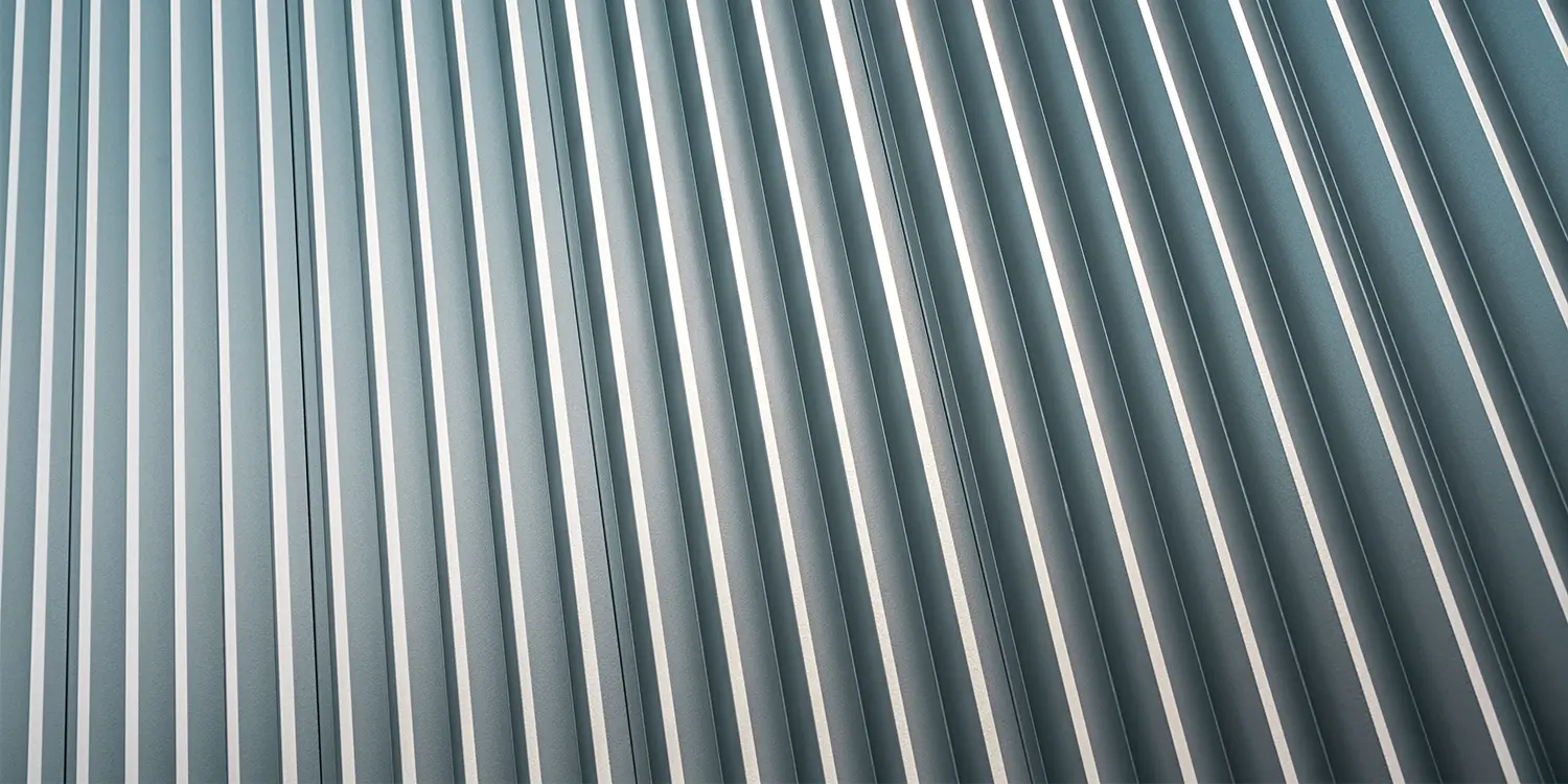 Die Detailaufnahme zeigt das PREFA Zackenprofil aus stranggepresstem Aluminium in der Farbe Silbermetallic. Die hochwertige Fassade aus diesem Material verleiht der Glanzstoffsiedlung in St. Pölten eine moderne, edle Ausstrahlung.
