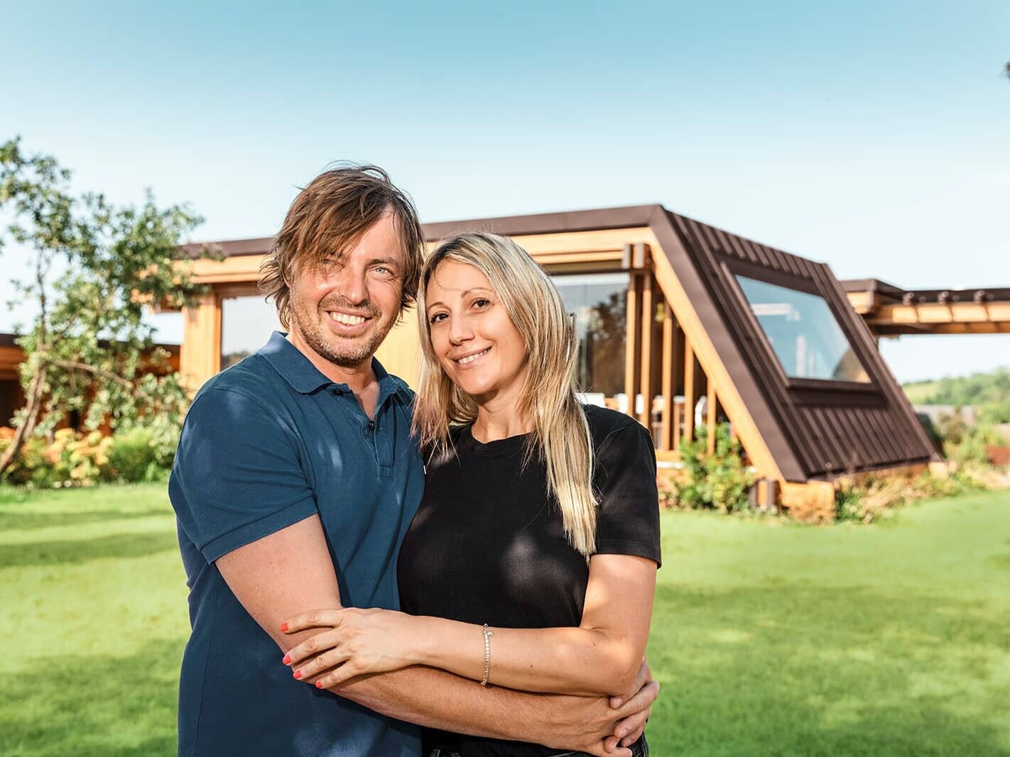 Ein Bild von Elisabetta Spinelli und Jürgen Niederfringer, den Gründern der Firma Nieder S.r.l., vor dem Musterhaus bei Rimini (Italien).