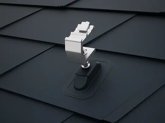 Darstellung des Solarmontagesystems PREVARIO Sunny auf schwarzen PREFA DS.19 Dachschindeln. Das Solarmontagesystem bietet die ideale Basis für Photovoltaikanlagen auf PREFA Aluminiumdächern.