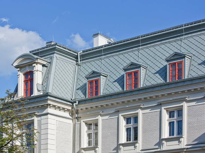 Mansarddach des Stadthauses in Warschau mit PREFA Dachraute und Prefalz hellgrau