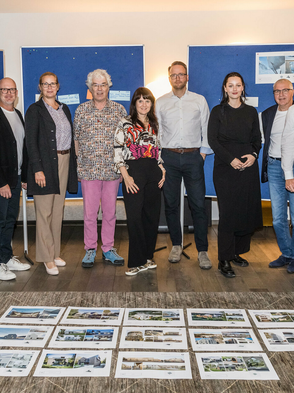 Gruppenfoto der PREFARENZEN 2026 Jury nach erfolgreichem Auswahlprozess in einer Winzerresidenz im burgenländischen Seewinkel: Die interdisziplinäre Expertengruppe bestehend aus Dirk Lorenz (Leinert Lorenz Architekten), Veronika Roll (Marketing, PREFA Österreich), Wolfgang Croce (Croce & Wir, Graz), Jürgen Jungmair (Marketingleiter International, PREFA), Judit Nemere (Geschäftsführung PREFA Ungarn), Matthias Finkentey (Moderation), Bettina Almeida (Kommunikationsmanagement, PREFA), Christian Wirth (Regionalleiter Ost, PREFA Österreich), Selina Wach (Head of Discourse, Architektur Aktuell), Thomas Schlett (B3 Architekten), Sven Disser (Leiter Development, Bauwerk), Falk Leinert (Leinert Lorenz Architekten) und Juliane Croce (Croce & Wir, Graz) steht vor den final ausgewählten Architekturprojekten für das PREFARENZEN Architekturbuch und den Kalender 2026. Die Projekte spiegeln Vielfalt, Nachhaltigkeit und innovativen Einsatz von PREFA Materialien wider.