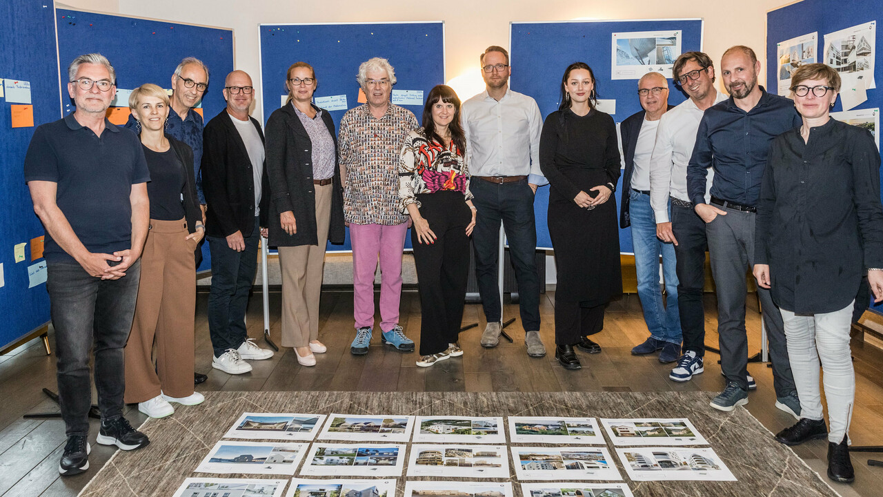 Gruppenfoto der PREFARENZEN 2026 Jury nach erfolgreichem Auswahlprozess in einer Winzerresidenz im burgenländischen Seewinkel: Die interdisziplinäre Expertengruppe bestehend aus Dirk Lorenz (Leinert Lorenz Architekten), Veronika Roll (Marketing, PREFA Österreich), Wolfgang Croce (Croce & Wir, Graz), Jürgen Jungmair (Marketingleiter International, PREFA), Judit Nemere (Geschäftsführung PREFA Ungarn), Matthias Finkentey (Moderation), Bettina Almeida (Kommunikationsmanagement, PREFA), Christian Wirth (Regionalleiter Ost, PREFA Österreich), Selina Wach (Head of Discourse, Architektur Aktuell), Thomas Schlett (B3 Architekten), Sven Disser (Leiter Development, Bauwerk), Falk Leinert (Leinert Lorenz Architekten) und Juliane Croce (Croce & Wir, Graz) steht vor den final ausgewählten Architekturprojekten für das PREFARENZEN Architekturbuch und den Kalender 2026. Die Projekte spiegeln Vielfalt, Nachhaltigkeit und innovativen Einsatz von PREFA Materialien wider.