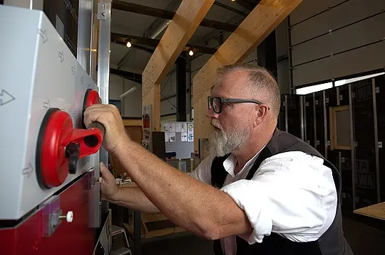 Montage der Aluminiumverbundplatte mit einem Glassauger.