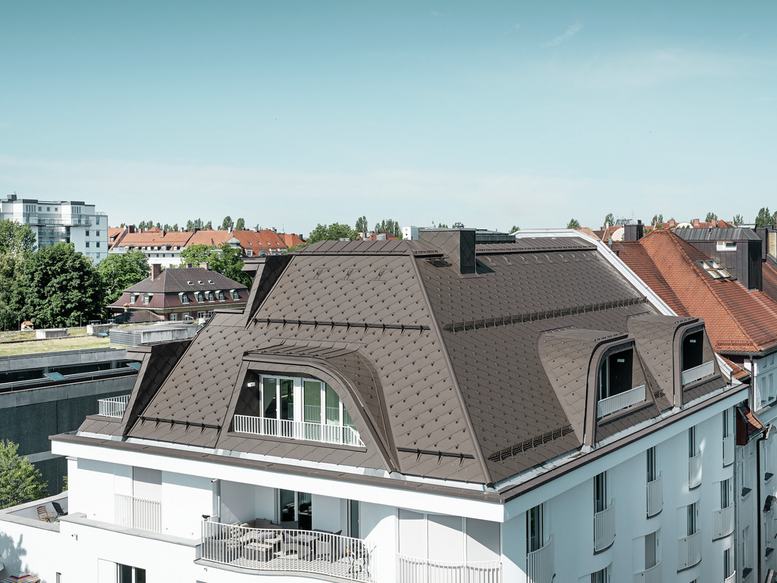 Wohnhaus in München mit der Dachraute 44 x 44 in Braun