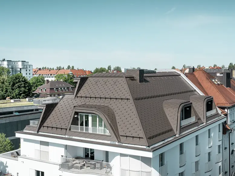 Wohnhaus in München mit der Dachraute 44 x 44 in Braun 