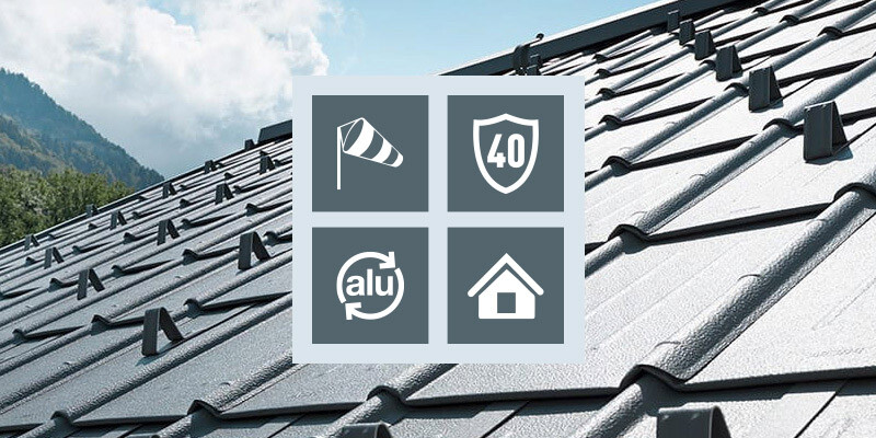 Vier Icons zu den Vorteilen von Aluminium als Werkstoff - sturmsicher, Garantie, recycelbar, Komplettsystem, vor einem Dach eingedeckt mit der PREFA Dachplatte aus Aluminium