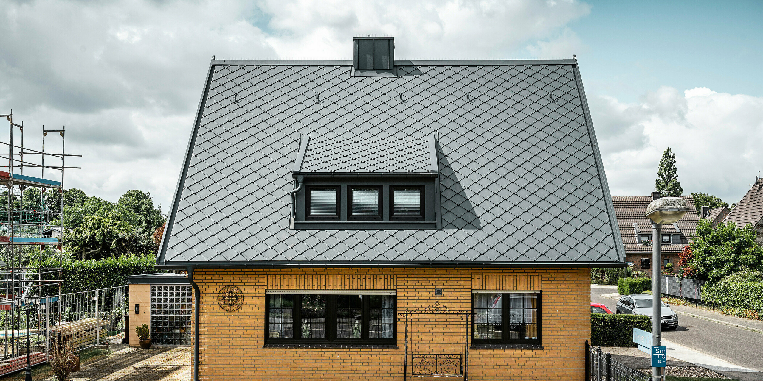PREFA Dachraute 29 × 29, PREFALZ, jHängerinne sowie Ablaufrohr in der Farbe P.10 Anthrazit zieren ein Einfamilienhaus in Tönisvorst.
