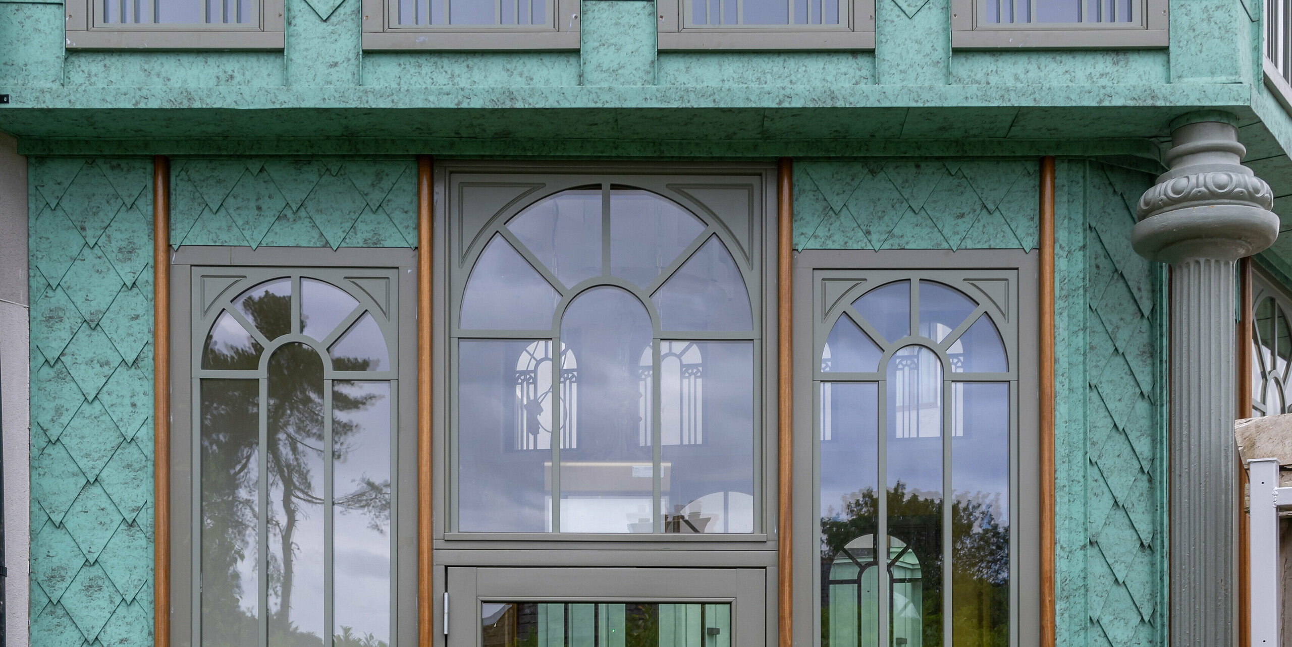 Fassade eines Gartenhauses in Naas mit PREFALZ in P. 10 Patina Grün