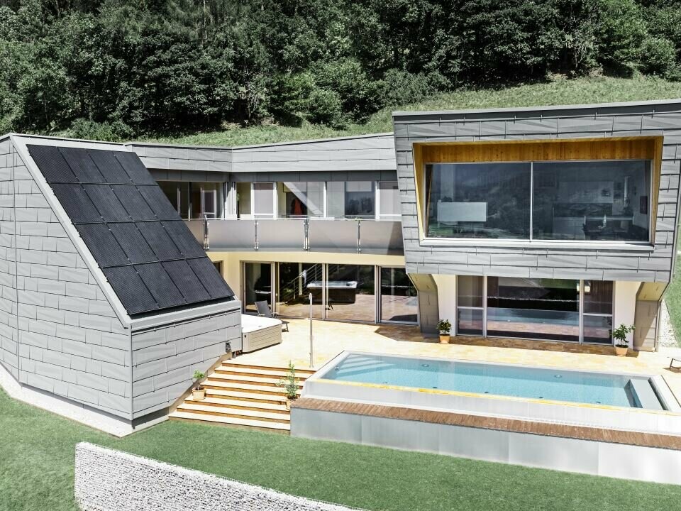 Extravagantes Einfamilienhaus mit Pool und Photovoltaik Anlage, eingedeckt mit PREFA Dach- und Fassadenpaneelen FX.12