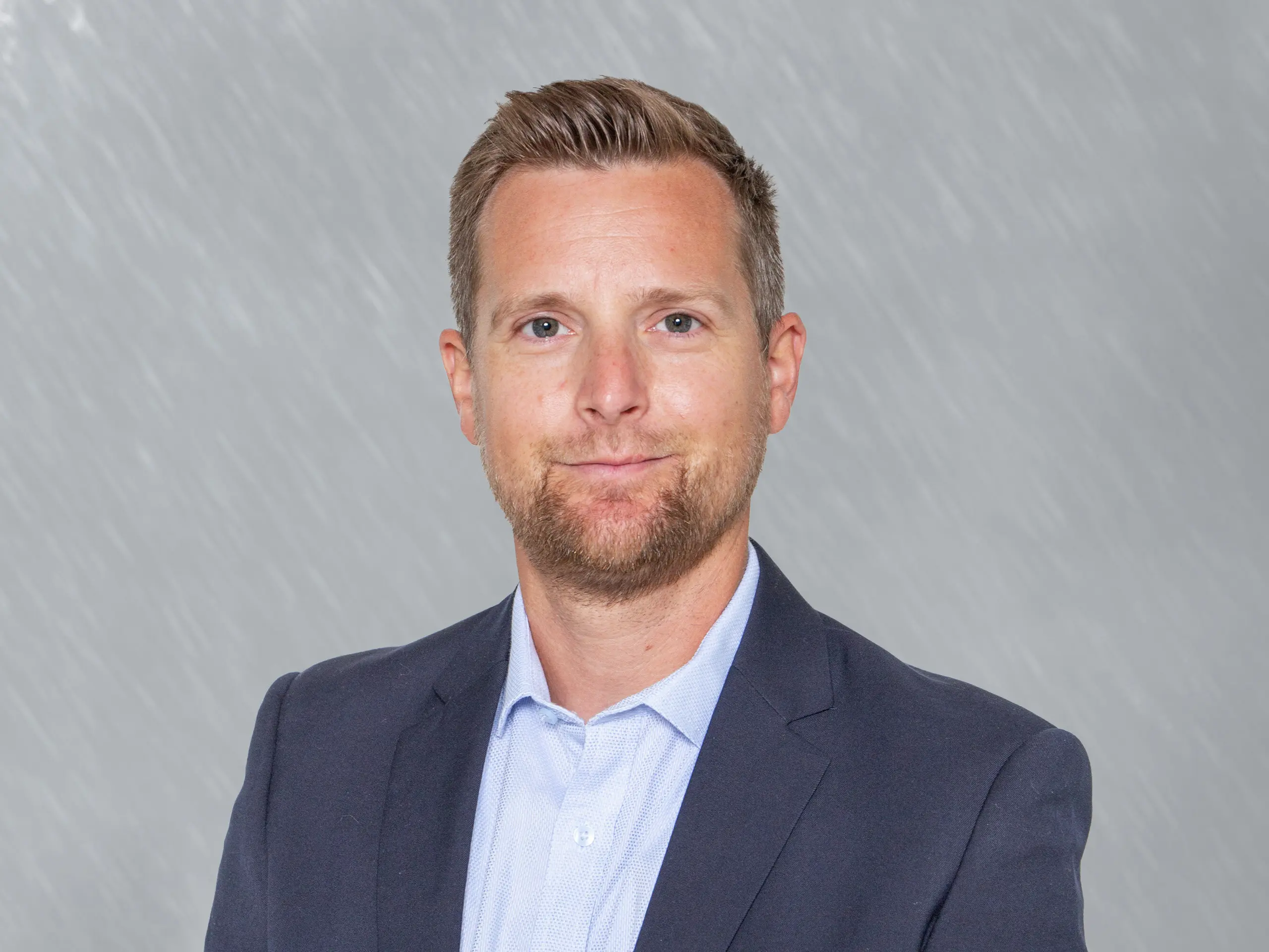 Ein Porträtfoto von Bernhard Allmer, Produktmanager für Photovoltaik bei PREFA