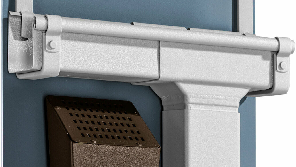 Detailaufnahme unterschiedlicher PREFA Dachentwässerungssysteme aus Aluminium in quadratischer Form. Die Dachentwässerungssysteme sind in unterschiedlichen Ausführungen und zahlreichen Farbvariationen erhältlich. Die robusten Aluminiumprodukte sind besonders widerstandsfähig und langlebig.