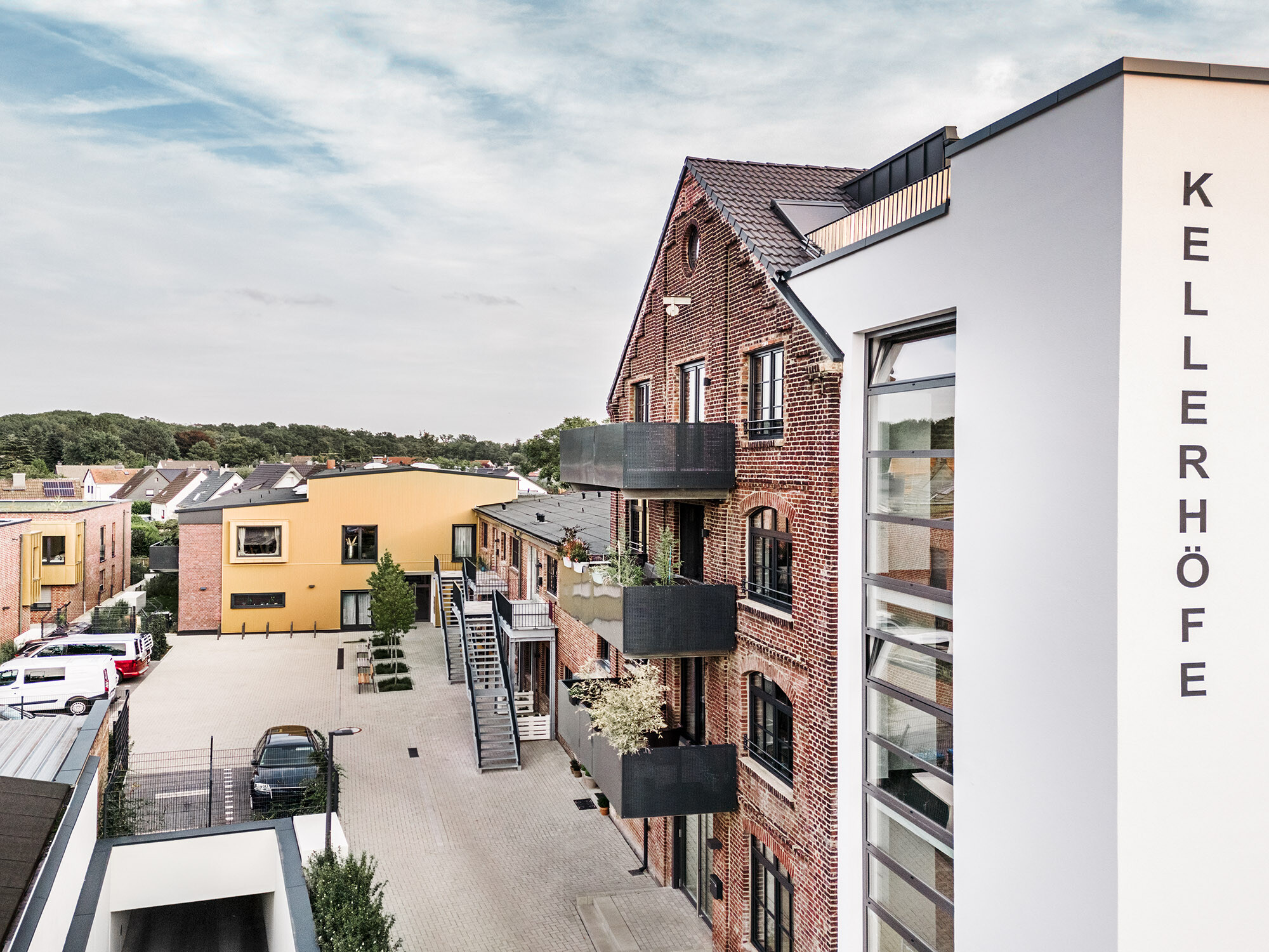 Ein Blick auf das Areal der Kellerhöfe aus der seitlichen Vogelperspektive, auf dem Gebäude rechts im Bild ist der Schriftzug "KELLERHÖFE" vertikal angeführt.