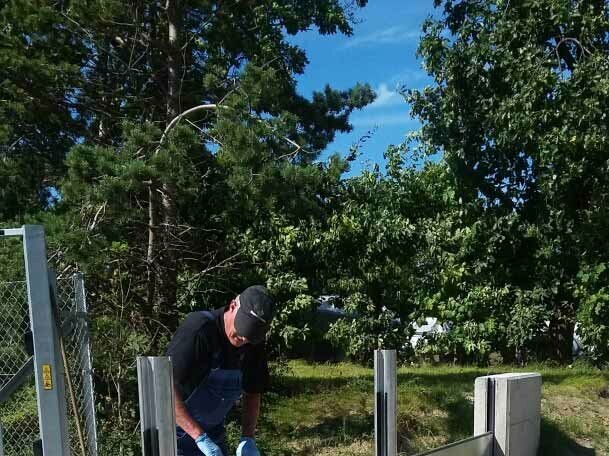 PREFA Hochwasserschutz Aufbau durch eine Person